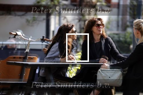 Amsterdam 20 mei 2021
Suzanne Klemann met partner Minka Mooren op de cornelis schuytstraat