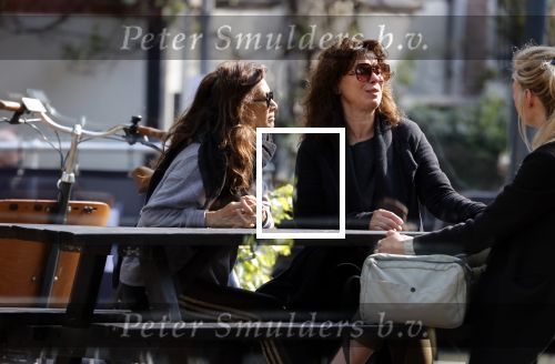 Amsterdam 20 mei 2021
Suzanne Klemann met partner Minka Mooren op de cornelis schuytstraat