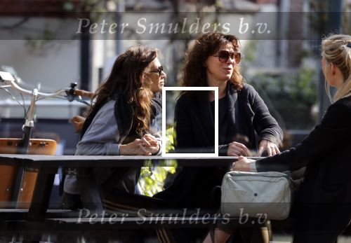 Amsterdam 20 mei 2021
Suzanne Klemann met partner Minka Mooren op de cornelis schuytstraat