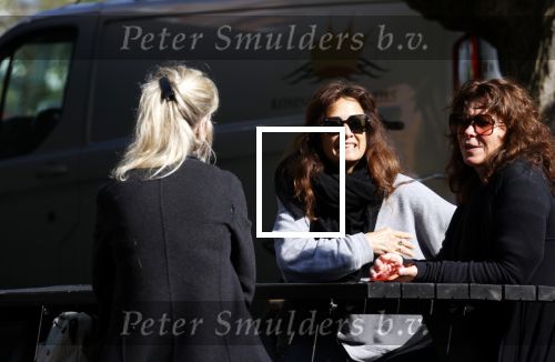 Amsterdam 20 mei 2021
Suzanne Klemann met partner Minka Mooren op de cornelis schuytstraat