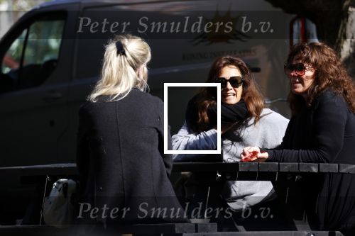 Amsterdam 20 mei 2021
Suzanne Klemann met partner Minka Mooren op de cornelis schuytstraat