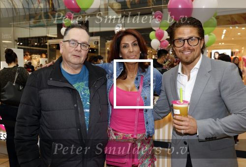 Amstelveen 27 mei 2021
Opening Yoyo tea bar van Rachel Hazes in winkelcentrum Amstelveen.
Andre Hazes zijn vriendinSarah v Soelen en haar ouders zijn ook aanwezig. Theo Hazes