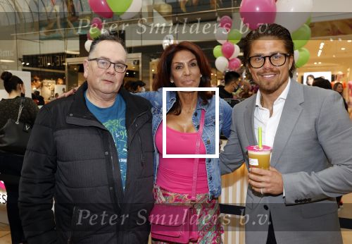 Amstelveen 27 mei 2021
Opening Yoyo tea bar van Rachel Hazes in winkelcentrum Amstelveen.
Andre Hazes zijn vriendinSarah v Soelen en haar ouders zijn ook aanwezig. Theo Hazes