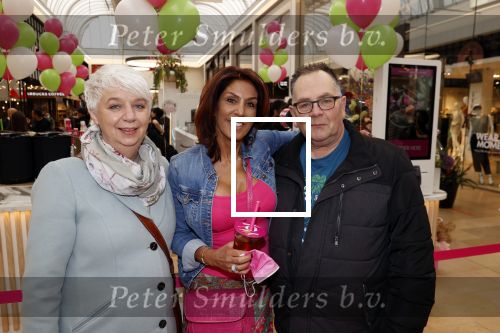 Amstelveen 27 mei 2021
Opening Yoyo tea bar van Rachel Hazes in winkelcentrum Amstelveen.
Andre Hazes zijn vriendinSarah v Soelen en haar ouders zijn ook aanwezig. Theo Hazes met zijn vrouw