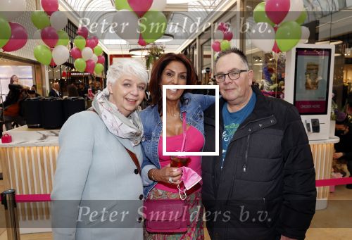 Amstelveen 27 mei 2021
Opening Yoyo tea bar van Rachel Hazes in winkelcentrum Amstelveen.
Andre Hazes zijn vriendinSarah v Soelen en haar ouders zijn ook aanwezig. Theo Hazes met zijn vrouw