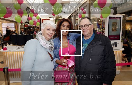 Amstelveen 27 mei 2021
Opening Yoyo tea bar van Rachel Hazes in winkelcentrum Amstelveen.
Andre Hazes zijn vriendinSarah v Soelen en haar ouders zijn ook aanwezig. Theo Hazes met zijn vrouw