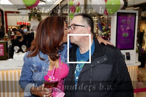 Amstelveen 27 mei 2021
Opening Yoyo tea bar van Rachel Hazes in winkelcentrum Amstelveen.
Andre Hazes zijn vriendinSarah v Soelen en haar ouders zijn ook aanwezig. Theo Hazes met zijn vrouw