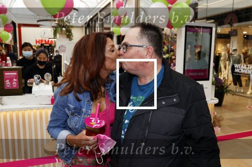 Amstelveen 27 mei 2021
Opening Yoyo tea bar van Rachel Hazes in winkelcentrum Amstelveen.
Andre Hazes zijn vriendinSarah v Soelen en haar ouders zijn ook aanwezig. Theo Hazes met zijn vrouw