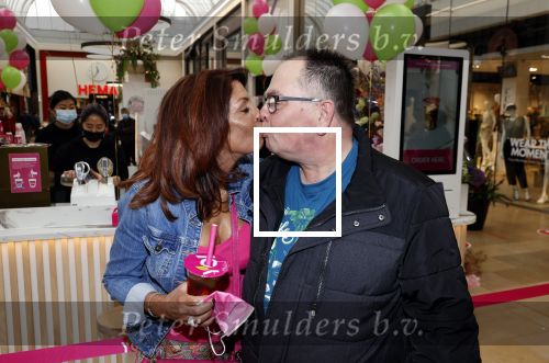 Amstelveen 27 mei 2021
Opening Yoyo tea bar van Rachel Hazes in winkelcentrum Amstelveen.
Andre Hazes zijn vriendinSarah v Soelen en haar ouders zijn ook aanwezig. Theo Hazes met zijn vrouw
