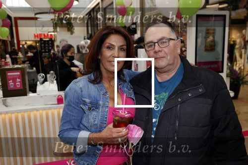 Amstelveen 27 mei 2021
Opening Yoyo tea bar van Rachel Hazes in winkelcentrum Amstelveen.
Andre Hazes zijn vriendinSarah v Soelen en haar ouders zijn ook aanwezig. Theo Hazes met zijn vrouw