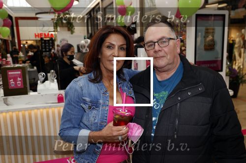 Amstelveen 27 mei 2021
Opening Yoyo tea bar van Rachel Hazes in winkelcentrum Amstelveen.
Andre Hazes zijn vriendinSarah v Soelen en haar ouders zijn ook aanwezig. Theo Hazes met zijn vrouw