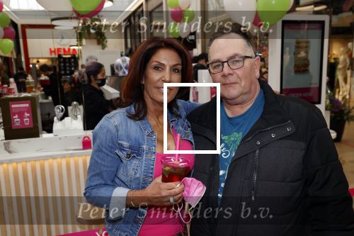 Amstelveen 27 mei 2021
Opening Yoyo tea bar van Rachel Hazes in winkelcentrum Amstelveen.
Andre Hazes zijn vriendinSarah v Soelen en haar ouders zijn ook aanwezig. Theo Hazes met zijn vrouw