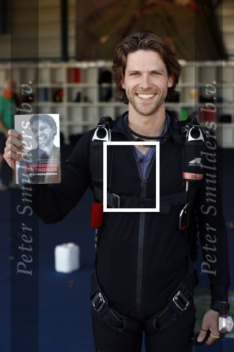 Teuge 1  juni 2021
Thomas v d Vlugt presenteert zijn boek door uit een vleigtuig te springen met een parachute.
