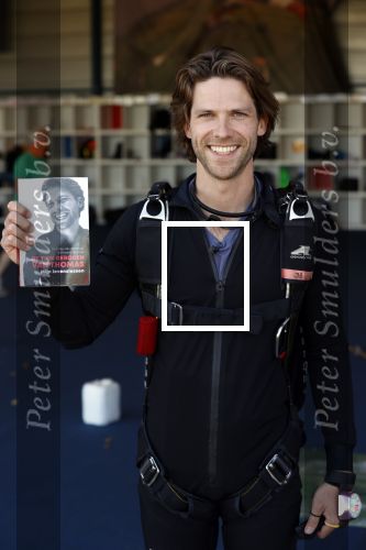 Teuge 1  juni 2021
Thomas v d Vlugt presenteert zijn boek door uit een vleigtuig te springen met een parachute.