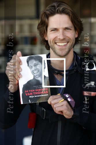 Teuge 1  juni 2021
Thomas v d Vlugt presenteert zijn boek door uit een vleigtuig te springen met een parachute.