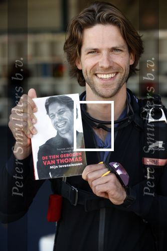 Teuge 1  juni 2021
Thomas v d Vlugt presenteert zijn boek door uit een vleigtuig te springen met een parachute.