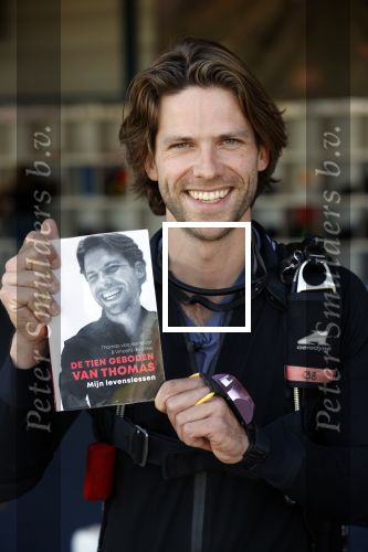 Teuge 1  juni 2021
Thomas v d Vlugt presenteert zijn boek door uit een vleigtuig te springen met een parachute.