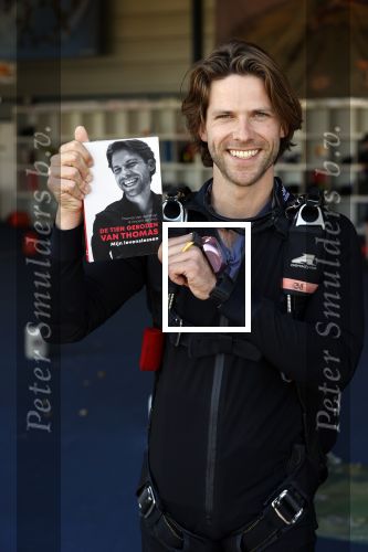 Teuge 1  juni 2021
Thomas v d Vlugt presenteert zijn boek door uit een vleigtuig te springen met een parachute.
