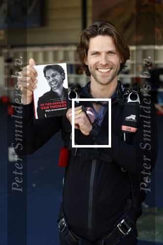 Teuge 1  juni 2021
Thomas v d Vlugt presenteert zijn boek door uit een vleigtuig te springen met een parachute.