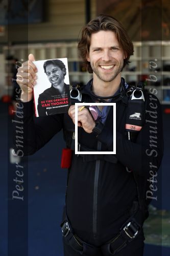 Teuge 1  juni 2021
Thomas v d Vlugt presenteert zijn boek door uit een vleigtuig te springen met een parachute.