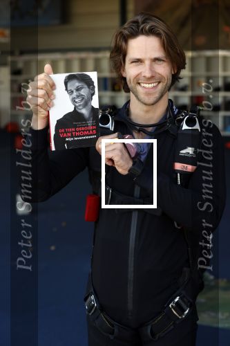 Teuge 1  juni 2021
Thomas v d Vlugt presenteert zijn boek door uit een vleigtuig te springen met een parachute.