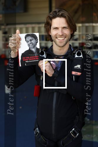 Teuge 1  juni 2021
Thomas v d Vlugt presenteert zijn boek door uit een vleigtuig te springen met een parachute.