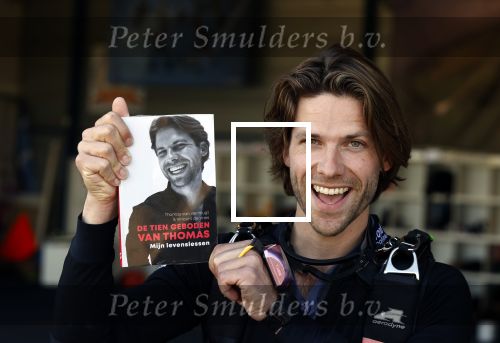 Teuge 1  juni 2021
Thomas v d Vlugt presenteert zijn boek door uit een vleigtuig te springen met een parachute.