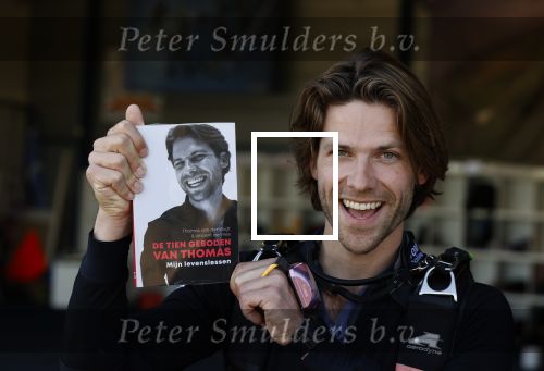 Teuge 1  juni 2021
Thomas v d Vlugt presenteert zijn boek door uit een vleigtuig te springen met een parachute.