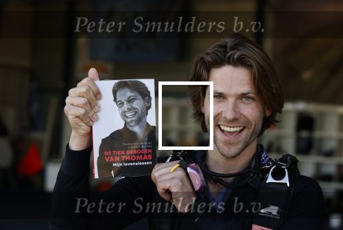 Teuge 1  juni 2021
Thomas v d Vlugt presenteert zijn boek door uit een vleigtuig te springen met een parachute.