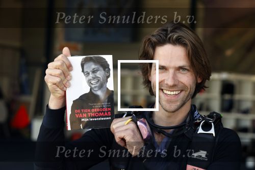 Teuge 1  juni 2021
Thomas v d Vlugt presenteert zijn boek door uit een vleigtuig te springen met een parachute.