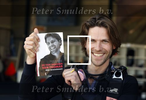 Teuge 1  juni 2021
Thomas v d Vlugt presenteert zijn boek door uit een vleigtuig te springen met een parachute.