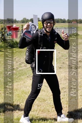 Teuge 1  juni 2021
Thomas v d Vlugt presenteert zijn boek door uit een vleigtuig te springen met een parachute.