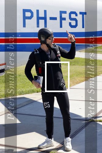 Teuge 1  juni 2021
Thomas v d Vlugt presenteert zijn boek door uit een vleigtuig te springen met een parachute.