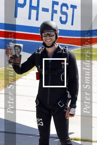 Teuge 1  juni 2021
Thomas v d Vlugt presenteert zijn boek door uit een vleigtuig te springen met een parachute.