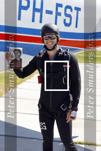 Teuge 1  juni 2021
Thomas v d Vlugt presenteert zijn boek door uit een vleigtuig te springen met een parachute.