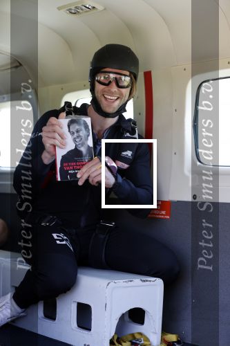 Teuge 1  juni 2021
Thomas v d Vlugt presenteert zijn boek door uit een vleigtuig te springen met een parachute.