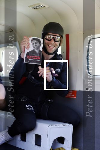 Teuge 1  juni 2021
Thomas v d Vlugt presenteert zijn boek door uit een vleigtuig te springen met een parachute.