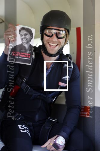 Teuge 1  juni 2021
Thomas v d Vlugt presenteert zijn boek door uit een vleigtuig te springen met een parachute.