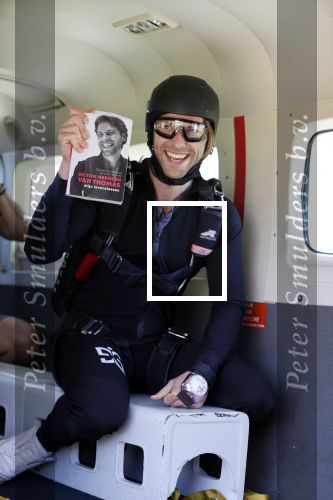 Teuge 1  juni 2021
Thomas v d Vlugt presenteert zijn boek door uit een vleigtuig te springen met een parachute.