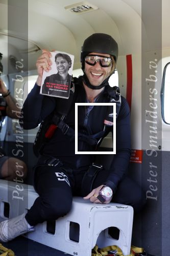 Teuge 1  juni 2021
Thomas v d Vlugt presenteert zijn boek door uit een vleigtuig te springen met een parachute.