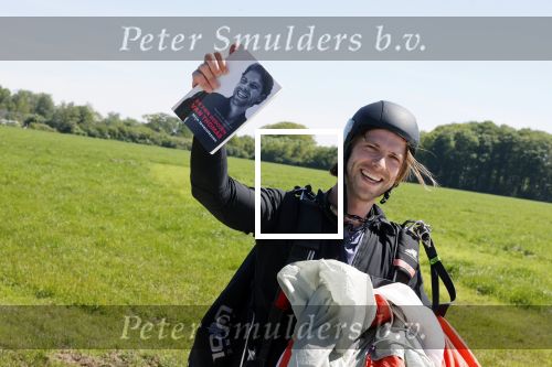 Teuge 1  juni 2021
Thomas v d Vlugt presenteert zijn boek door uit een vleigtuig te springen met een parachute.