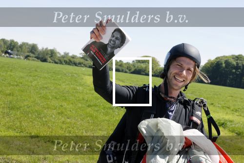 Teuge 1  juni 2021
Thomas v d Vlugt presenteert zijn boek door uit een vleigtuig te springen met een parachute.