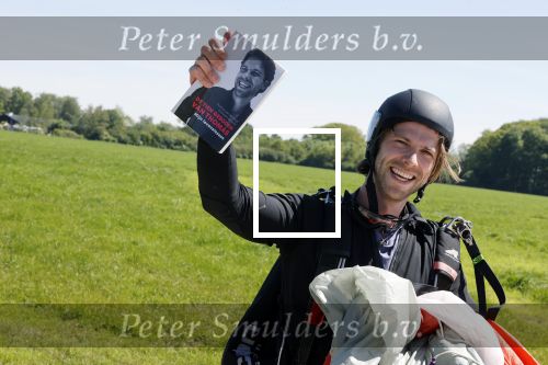 Teuge 1  juni 2021
Thomas v d Vlugt presenteert zijn boek door uit een vleigtuig te springen met een parachute.