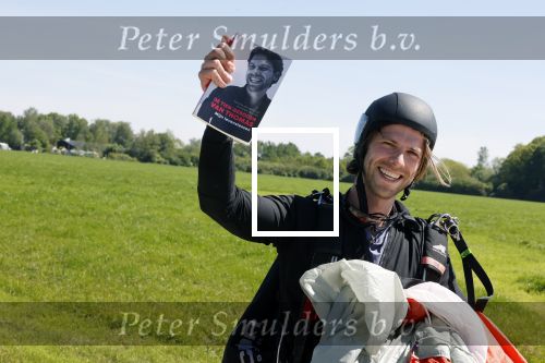Teuge 1  juni 2021
Thomas v d Vlugt presenteert zijn boek door uit een vleigtuig te springen met een parachute.
