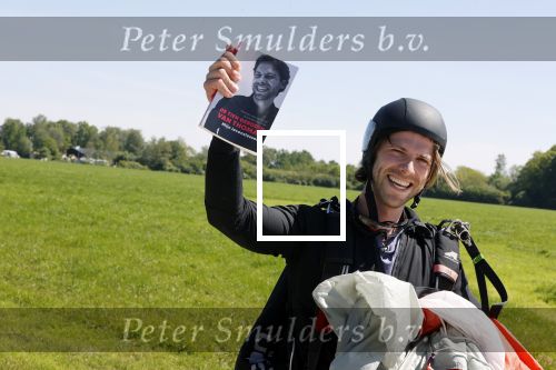 Teuge 1  juni 2021
Thomas v d Vlugt presenteert zijn boek door uit een vleigtuig te springen met een parachute.