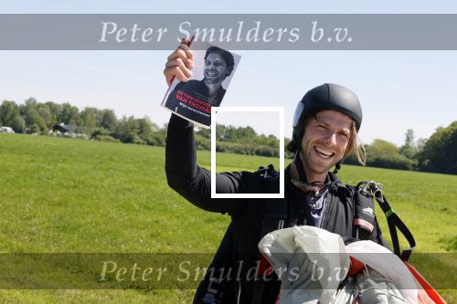 Teuge 1  juni 2021
Thomas v d Vlugt presenteert zijn boek door uit een vleigtuig te springen met een parachute.