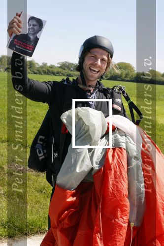 Teuge 1  juni 2021
Thomas v d Vlugt presenteert zijn boek door uit een vleigtuig te springen met een parachute.
