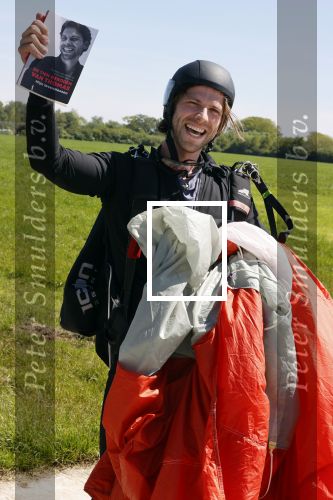 Teuge 1  juni 2021
Thomas v d Vlugt presenteert zijn boek door uit een vleigtuig te springen met een parachute.