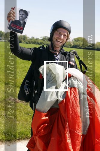 Teuge 1  juni 2021
Thomas v d Vlugt presenteert zijn boek door uit een vleigtuig te springen met een parachute.