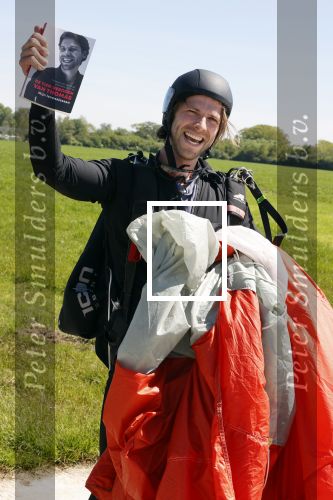 Teuge 1  juni 2021
Thomas v d Vlugt presenteert zijn boek door uit een vleigtuig te springen met een parachute.